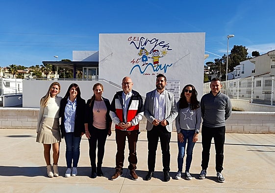 Integrantes del Ampa Niños del Sol y responsables del Ayuntamiento, este martes en la nueva guardería.