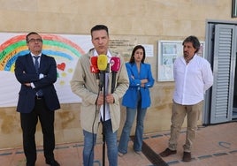 Miguel Briones, Óscar Medina, Mari Ángeles Ruiz y Rafael Pozo, en las instalaciones.