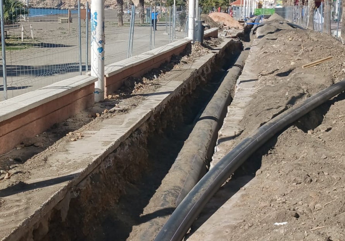 Imagen de los trabajos de instalación la tubería de riego en Rincón de la Victoria.