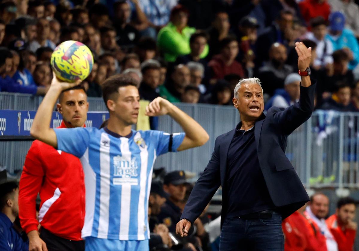 El entrenador del Málaga, Sergio Pellicer, da instrucciones durante el partido contra el Leganés.
