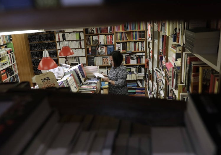 Las humanidades y la literatura, principales temas en los que está especializada la librería.