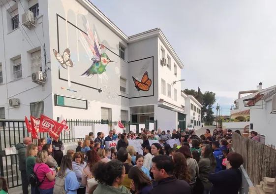 Protesta de madres y madres ante el centro escolar de la barriada de Santa Rosalía-Maqueda.