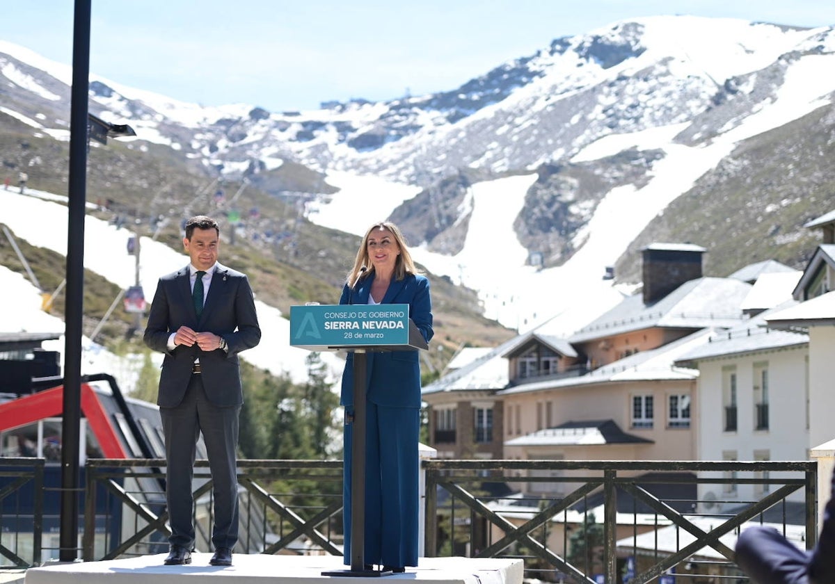 Juanma Moreno y Marifrán Carazo, el pasado martes en Sierra Nevada.