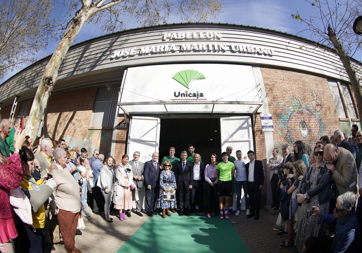 Maribel Galindo, mujer de Martín Urbano, en el centro de la imagen acompañada por el presidente del Unicaja, Antonio López Nieto, el de la Fundación Unicaja, José Manuel Domínguez, y autoridades.