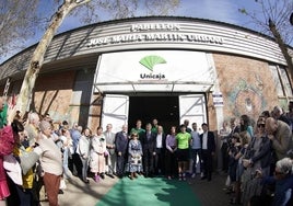 Maribel Galindo, mujer de Martín Urbano, en el centro de la imagen acompañada por el presidente del Unicaja, Antonio López Nieto, el de la Fundación Unicaja, José Manuel Domínguez, y autoridades.