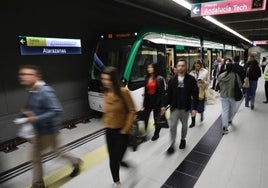 Viajeros en el primer día de apertura de las estaciones del metro en el Centro.