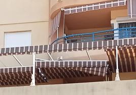 Toldo que amortiguó la caída de la menor.