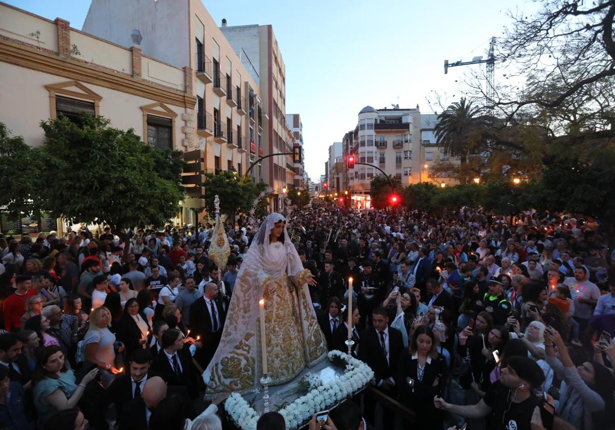 Cientos de malagueños aguardaban la salida de la Novia de Málaga.