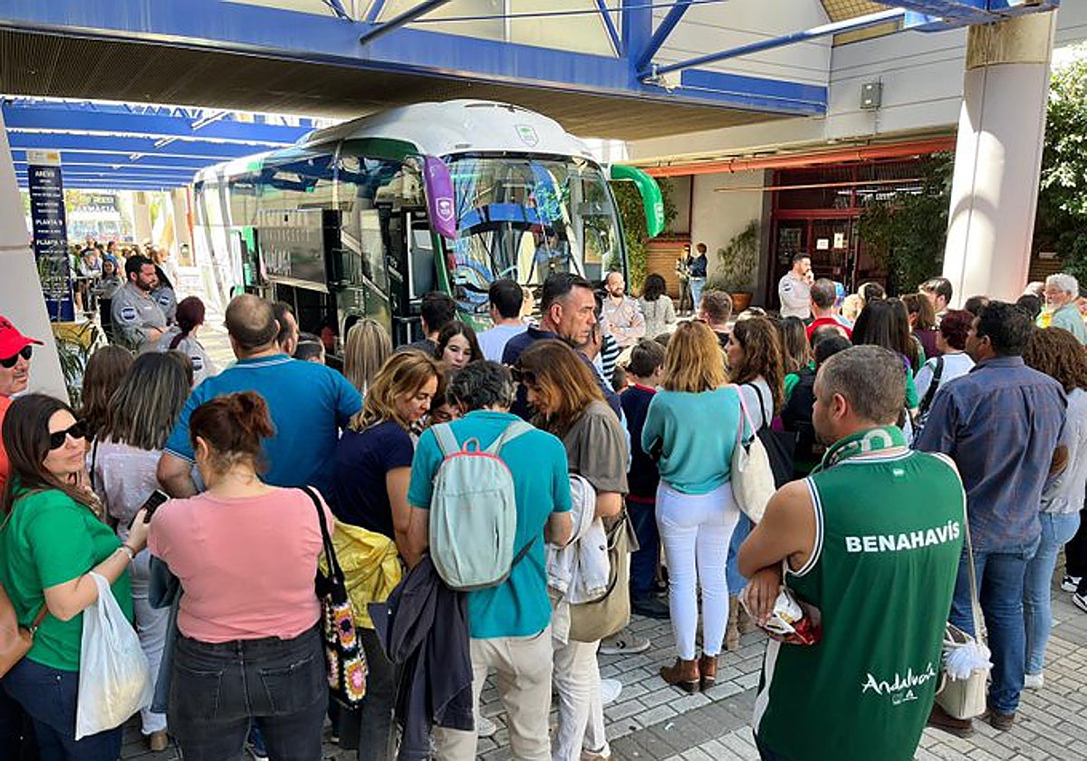 Aficionados del Unicaja, junto a autobuses, en su viaje a Sevilla el pasado domingo.
