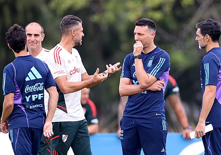 Martín Demichelis, con el chándal de River Plate, habla con el seleccionador argentino, Scaloni, en una imagen reciente.
