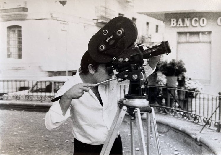 Miguel Alcobendas, rodando 'Málaga y Picasso', en la Plaza de la Merced.