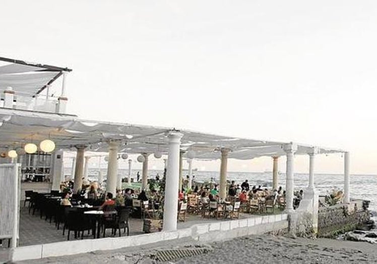 Enorme terraza del Balneario frente al mar.