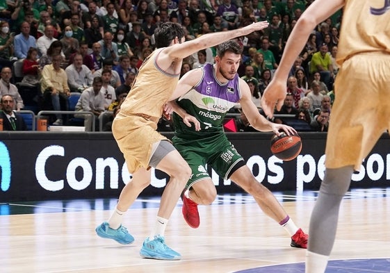 Barreiro, ante Abrines, en el duelo reciente ante el Barcelona.