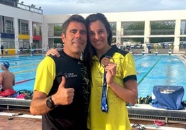 De Valdés posa con el bronce junto a su entrenador.