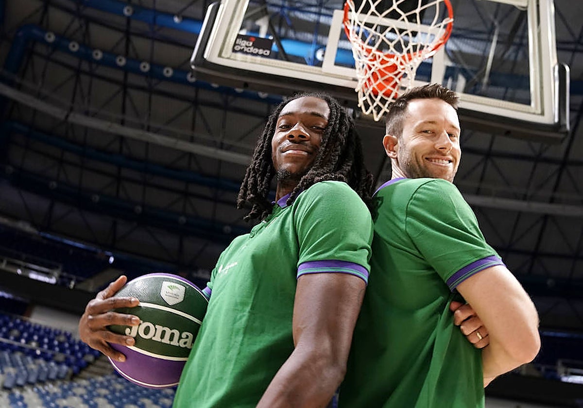 Kendrick Perry y Tyler Kalinoski posan sonrientes en el Carpena.