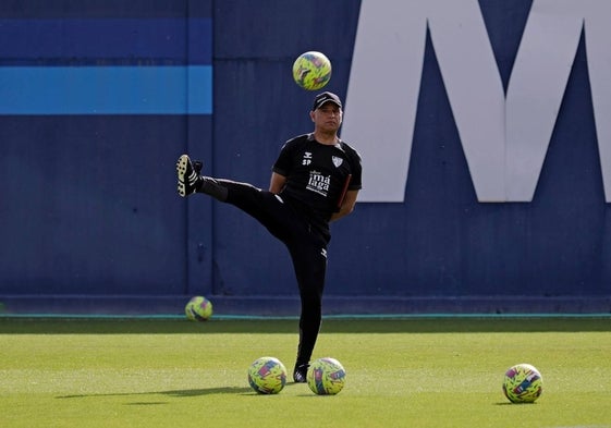 Sergio Pellicer levanta la pierna para controlar un balón en el entrenamiento de este viernes.