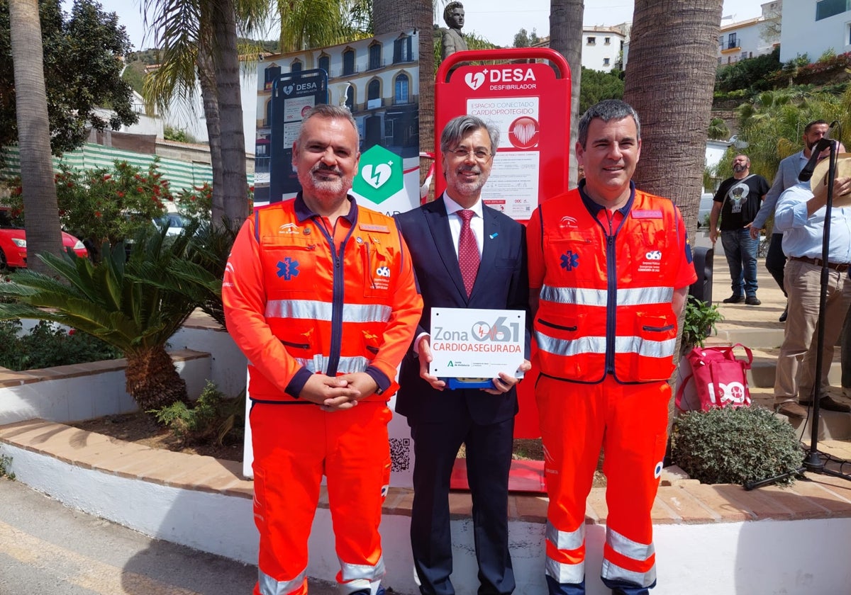 El alcalde de Totalán, Miguel Ángel Escano, con responsables del 061 en Málaga.