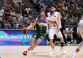 Barreiro supera a García durante el partido ante el Fuenlabrada.