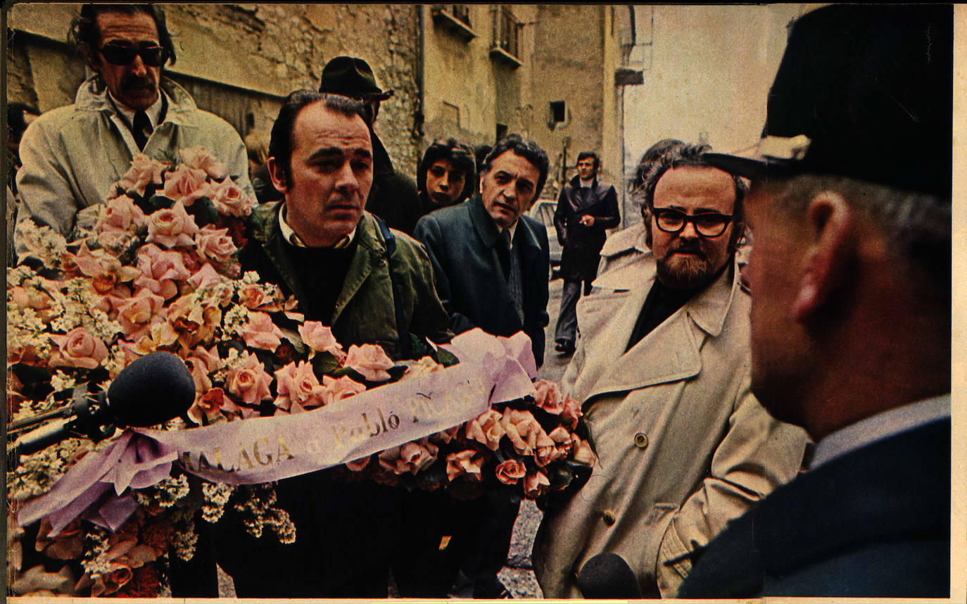 Miguel Alcobendas hablando con el gendarme al que entrego las flores para Picasso