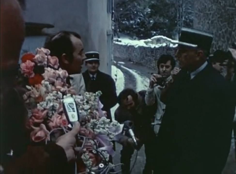 Miguel Alcobendas hablando con el gendarme al que entrego las flores para Picasso