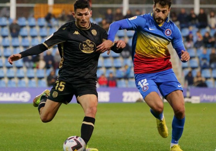 Bakis (derecha), máximo goleador del Andorra, en un duelo ante el Lugo.