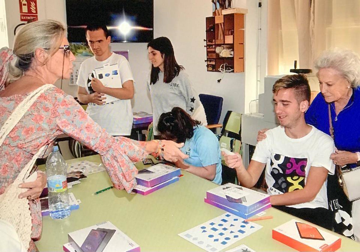 La presidenta de la Fundación, María Teresa Cuadra, y la directora gerente, Beatriz Fernández, durante el acto de donación.