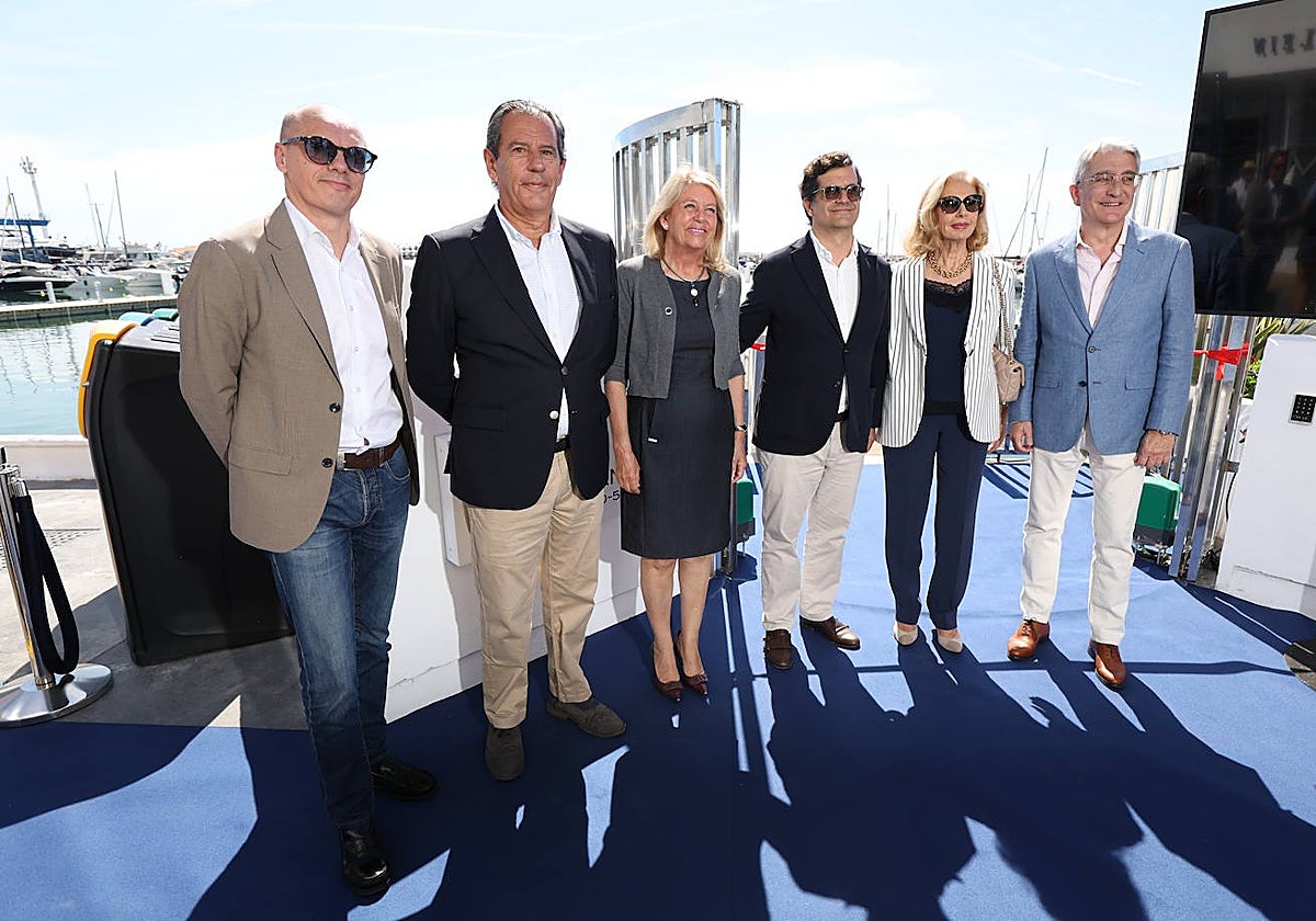 Autoridades durante la inauguración de los nuevos pantalanes flotantes.