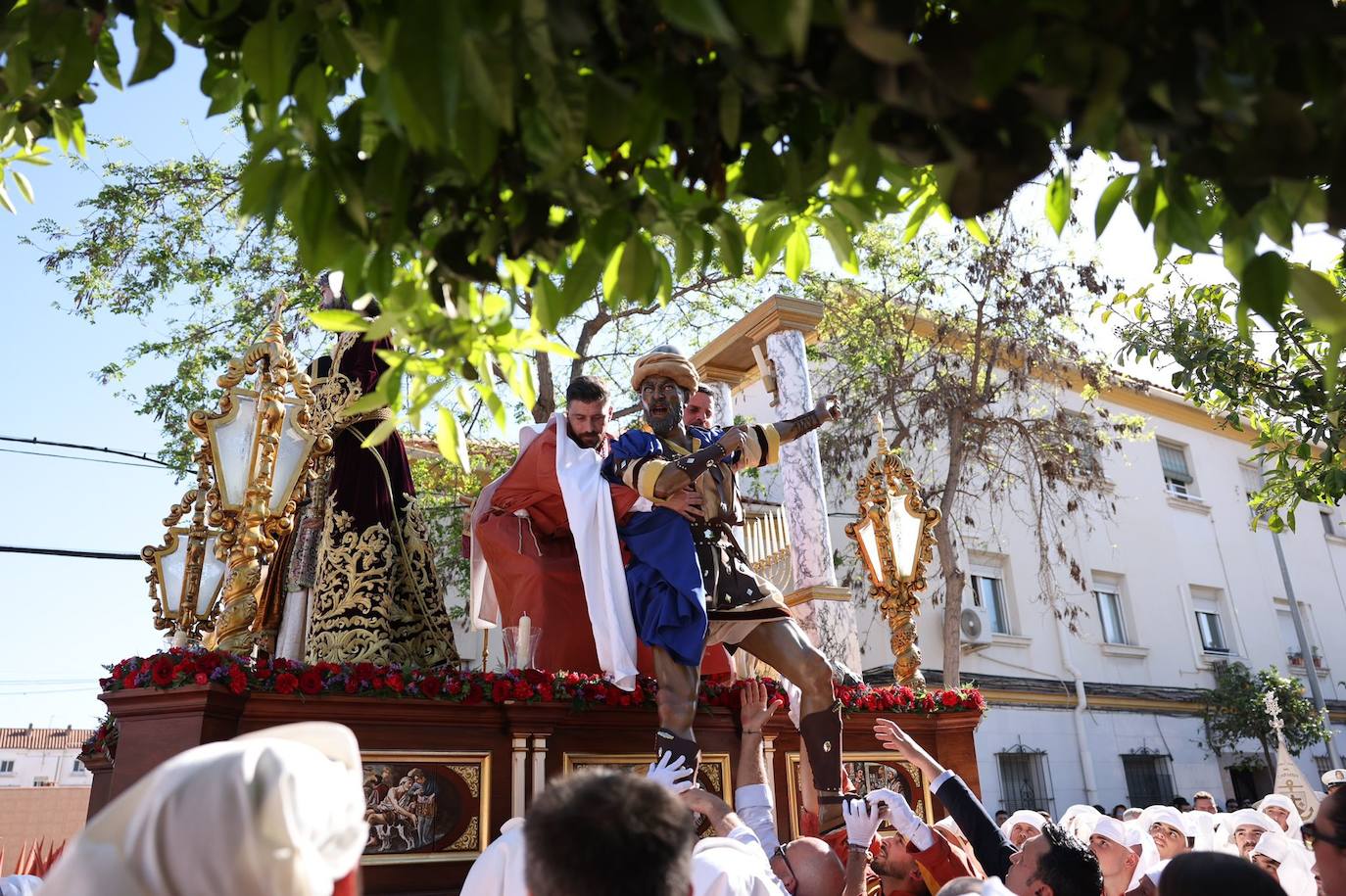 Un sayón del grupo escultórico de Padre Jesús de la Verdad tuvo que ser retirado al inicio de la procesión