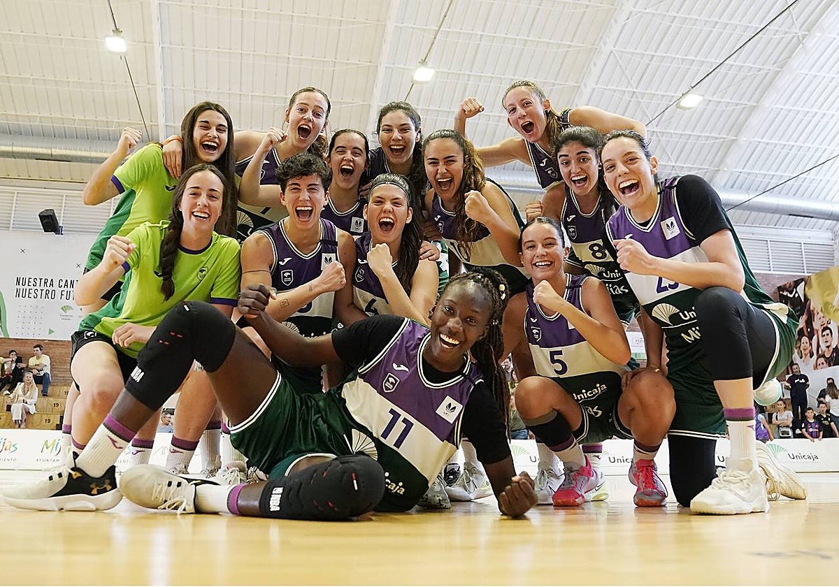 Las jugadoras del Unicaja femenino celebran la victoria.