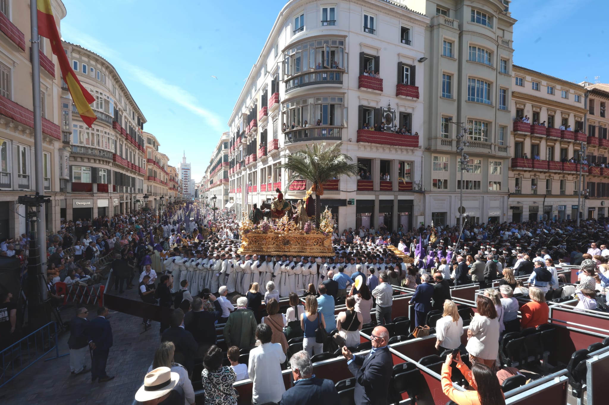 Nuestro Padre Jesús a su Entrada en Jerusalén y María Santísima del Amparo y San Juan Evangelista, en su recorrido por las calles de Málaga.