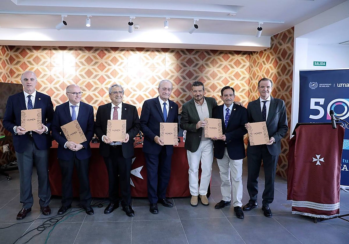 Representantes institucionales y cofrades, en el acto homenaje celebrado en Fusionadas.