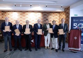Representantes institucionales y cofrades, en el acto homenaje celebrado en Fusionadas.