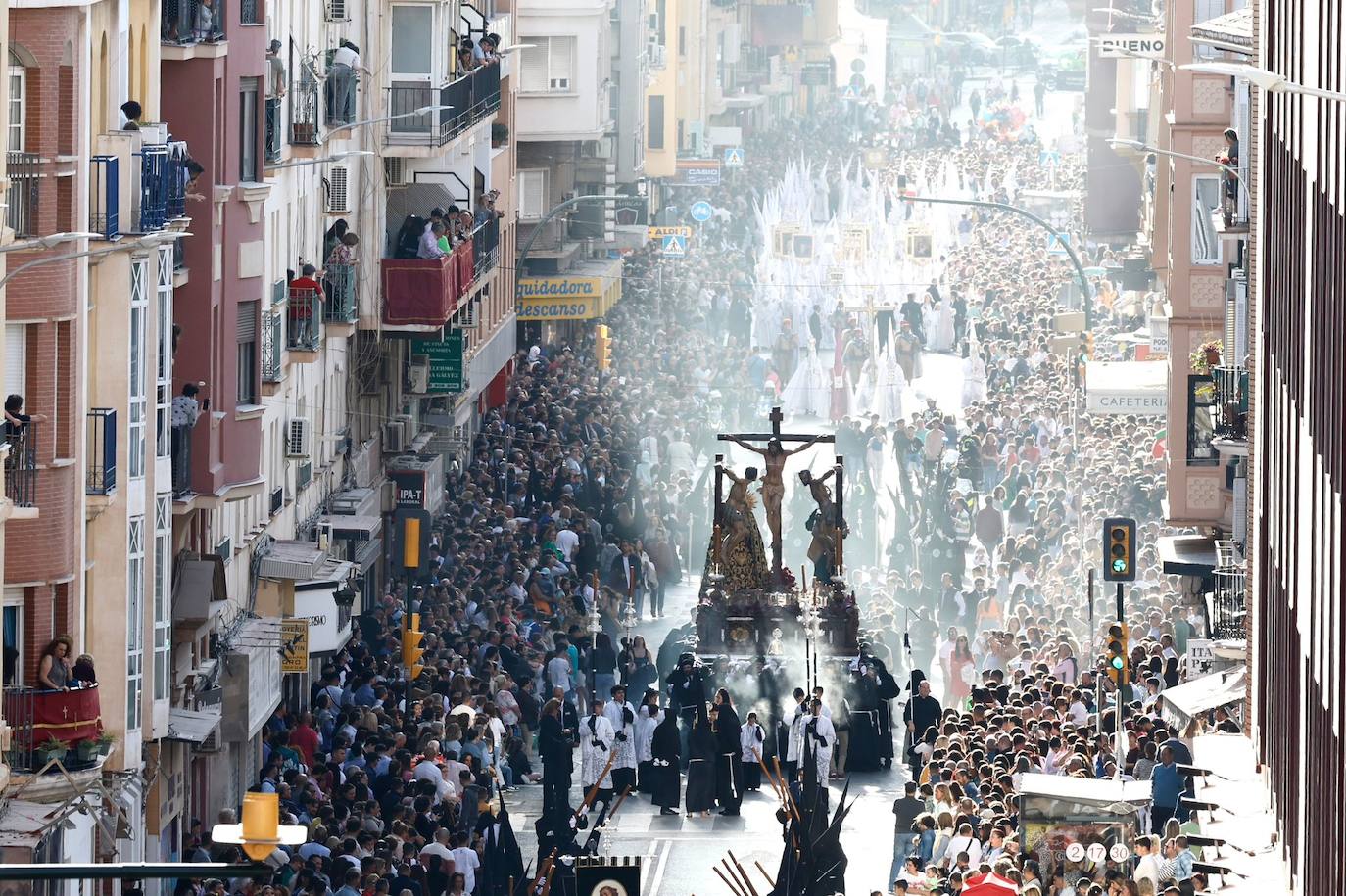 Entrada a la calle Mármoles, ante numeroso público