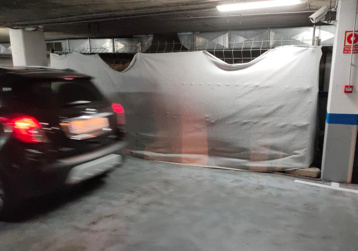 El monumento funerario fenicio se encuentra vallado en la tercera planta del parking de la Alcazaba.