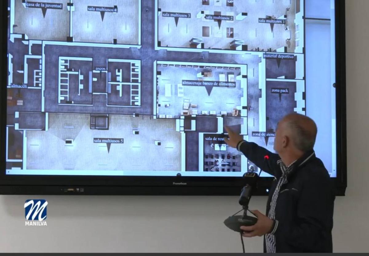 El alcalde Mario Jiménez, explicando el proyecto.
