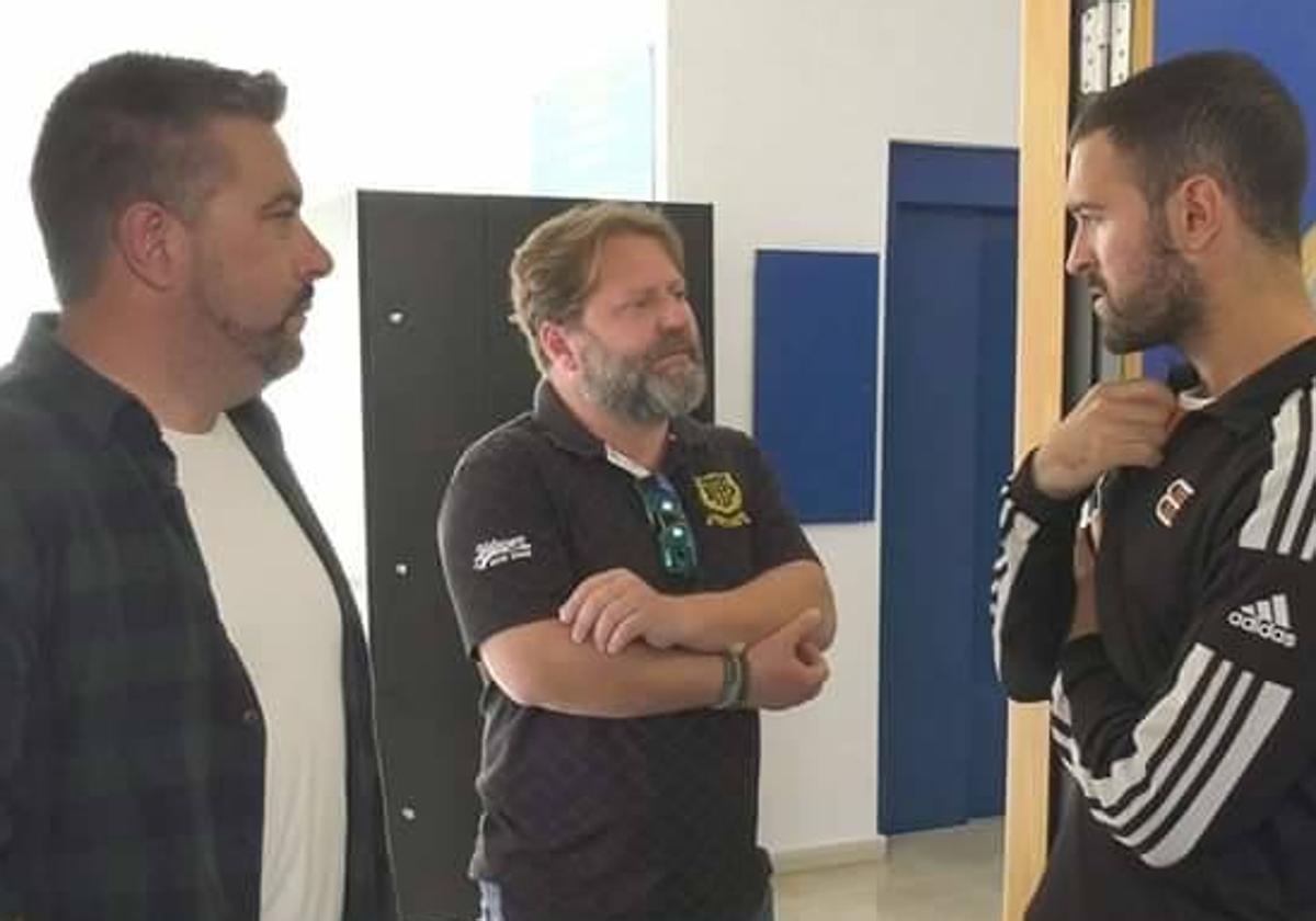 Muñoz y Ruiz con uno de los alumnos.