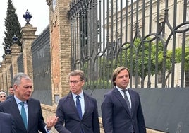 Núñez Feijóo, acompañado del candidato del PP en Sevilla, José Luis Sanz, y el secretario general del PP-A, Antonio Repullo.