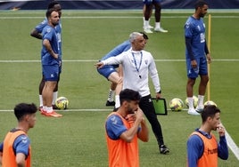 Pellicer, rodeado de sus jugadores en el entrenamiento de este martes.