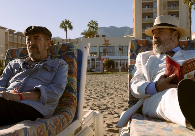 Miguel Rellán y Antonio Resines, en la playa del hotel Pez Espada en el que han rodado la segunda temporada de 'Sentimos las molestias'.