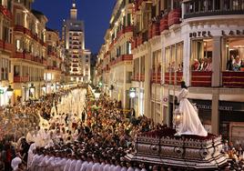Jesús Cautivo enfila la calle Larios.