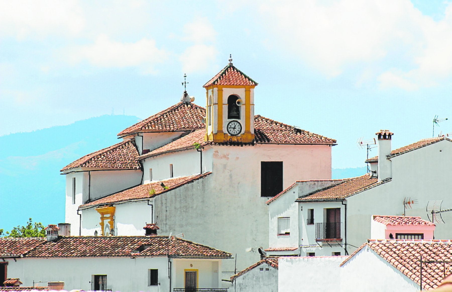 La parroquia de Santo Domingo de Guzmán es el edificio más emblemático de Benalauría.