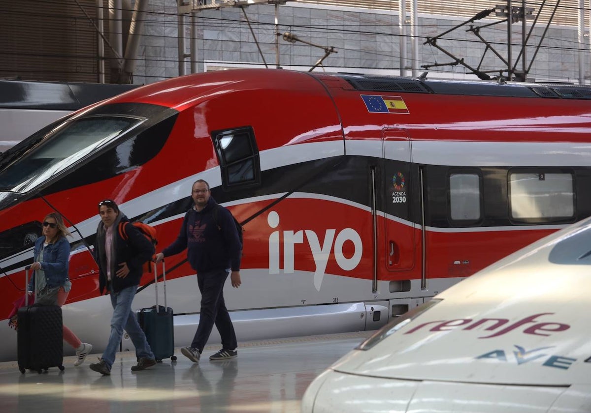 Tren de alta velocidad en el que se observa el pantógrafo en su parte superior.