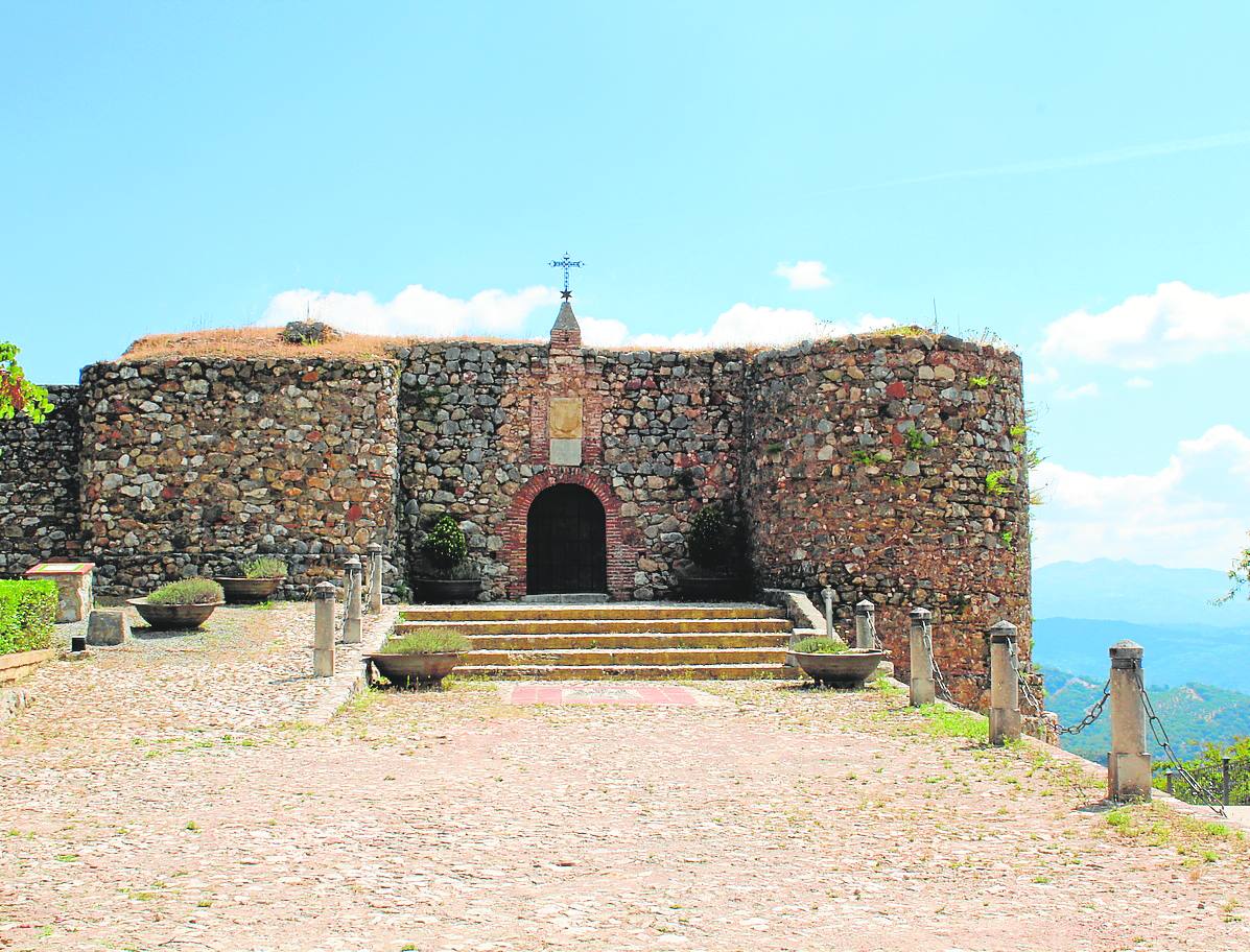 El castillo de Benadalid, situado en la entrada del casco urbano, es de origen andalusí.