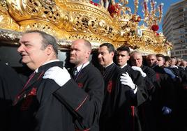 El presidente de la Junta vuelve a sacar el trono del Cristo de la Exaltación en Málaga acompañado de su familia