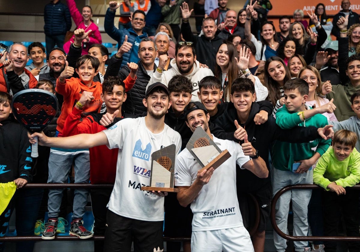 Yanguas y González, posando con el título del Open 500 de Reus, el pasado domingo.