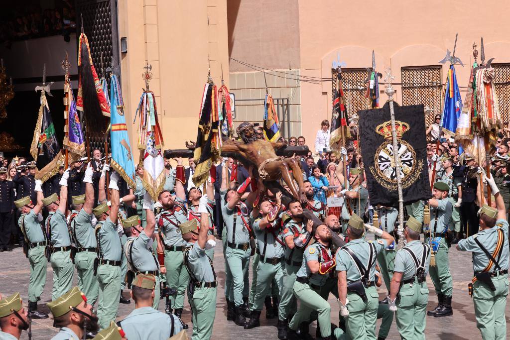 Las mejores fotos del desembarco de la Legión y del traslado del Cristo de Mena