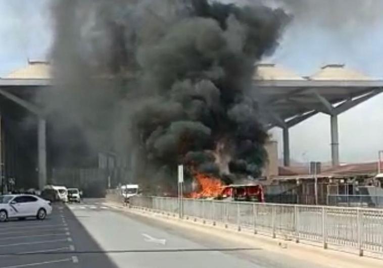 Arde una furgoneta junto a la terminal de salidas del aeropuerto de Málaga