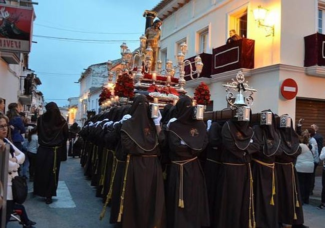 Imagen de archivo de un desfile de la cofradía de Estudiantes de Vélez-Málaga.