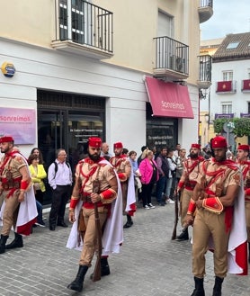 Imagen secundaria 2 - Arriba, el trono de Jesús El Pobre, en la calle Félix Lomas o de Las Monjas; abajo a la izquierda, salida de Estudiantes desde su casa hermandad en la calle San Francisco, y a la derecha, Regulares de Melilla, desfilando por Vélez-Málaga, este Jueves Santo.