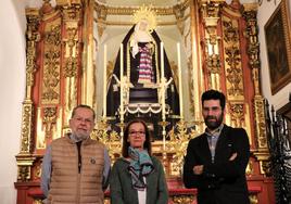 Miguel Ángel Fernández, Adela Rubio y Alejandro Cerezo, en la capilla de la Virgen de los Dolores.